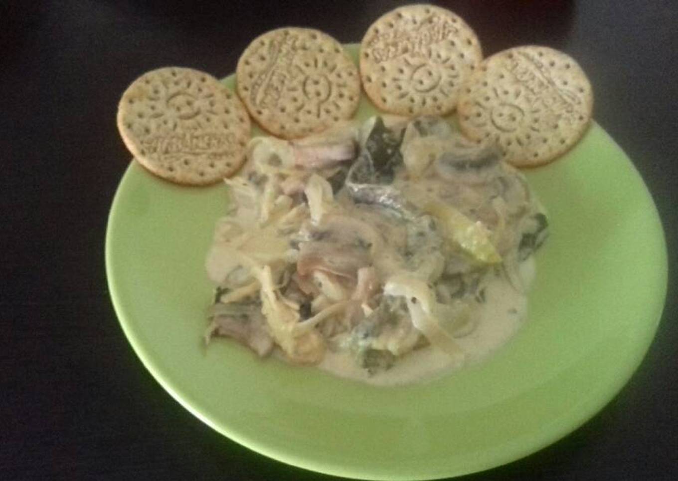 Raja de chile poblano con champiñobes,cebolla y pollo a la crema