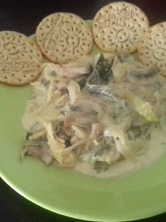 Una foto de Raja de chile poblano con champiñobes,cebolla y pollo a la crema