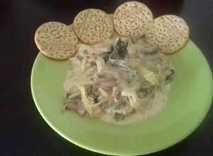Una foto de Raja de chile poblano con champiñobes,cebolla y pollo a la crema