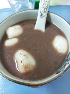 Una foto de Sopa de frijol rojo con dango