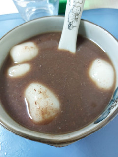 Una foto de Sopa de frijol rojo con dango
