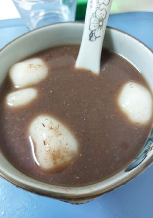 Una foto de Sopa de frijol rojo con dango