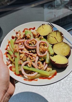 Hình của món Mực xào cần tây tỏi topping hạt óc chó (eat clean).