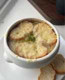 French Onion Soup (Soupe à l’Oignon Gratinée) 🧅🥣