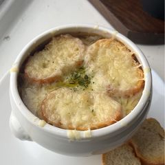 A picture of French Onion Soup (Soupe à l’Oignon Gratinée) 🧅🥣.
