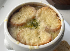 A picture of French Onion Soup (Soupe à l’Oignon Gratinée) 🧅🥣.