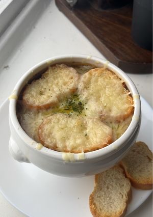 A picture of French Onion Soup (Soupe à l’Oignon Gratinée) 🧅🥣.