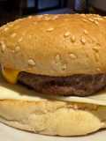 Hambúrguer caseiro com queijo