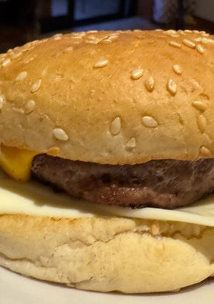 Foto de Hambúrguer caseiro com queijo