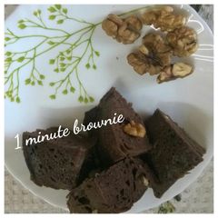 A picture of 1 minute brownie in microwave.