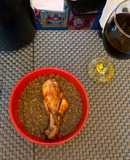 Pollo frito con lentejas
