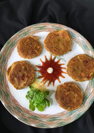 બ્રેડ વેજીટેબલ ઉત્તપમ (Bread Vegetable Uttapam Recipe In Gujarati) રેસીપી મુખ્ય ફોટો