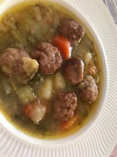 Una foto de Albóndigas de carne con mucha verdura