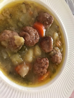 Una foto de Albóndigas de carne con mucha verdura