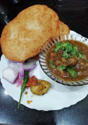A picture of Chhole Bhature.