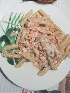 Una foto de Pasta integral con salmón y yogur