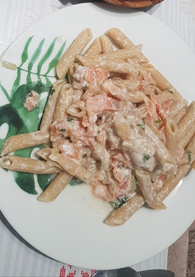 Una foto de Pasta integral con salmón y yogur