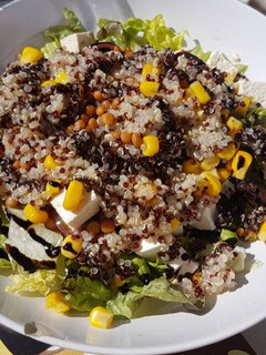 Una foto de Ensalada de quinoa y lentejas