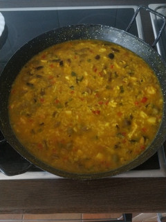Una foto de Arroz caldoso con setas y gambas