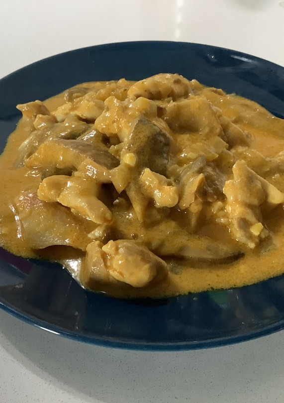 Una foto de Pollo Tikka Masala con setas