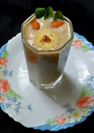 A picture of Dates and Banana Shake.