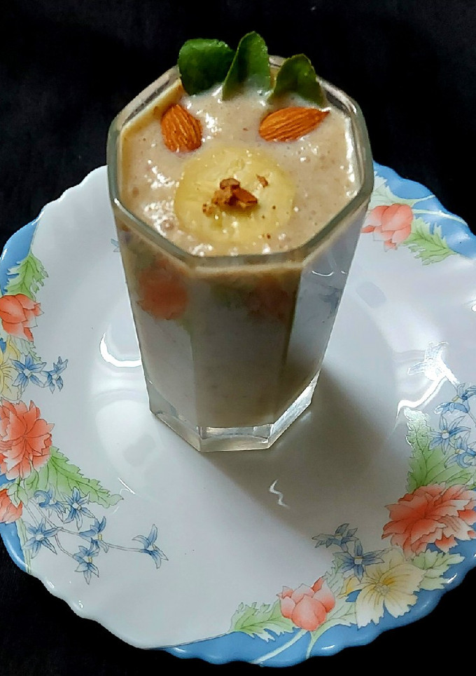 A picture of Dates and Banana Shake.