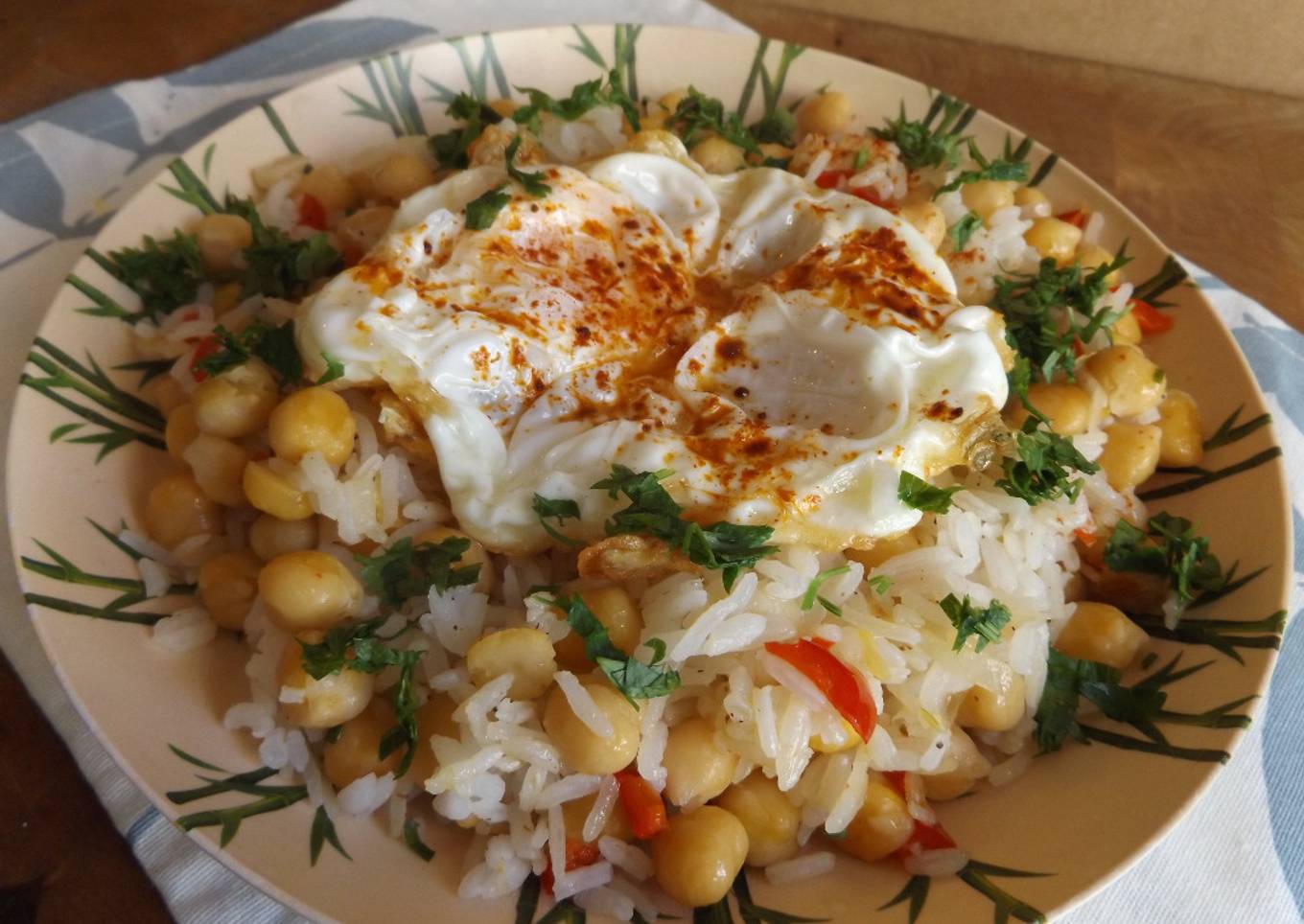 Plato de arroz, garbanzos y huevo a la plancha