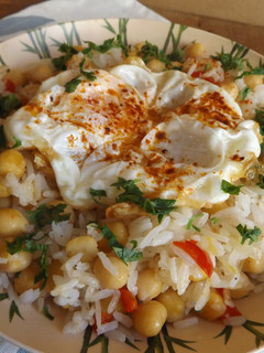Una foto de Plato de arroz, garbanzos y huevo a la plancha