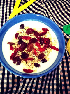 Una foto de Bol con kéfir de cabra, copos de avena y frutos secos