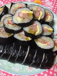Hình của món Cơm cuộn cá ngừ đóng hộp.