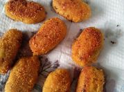 Una foto de croquetas de plátano
