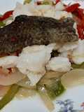 Bacalao desmigado con fritada de pimientos y cebolla