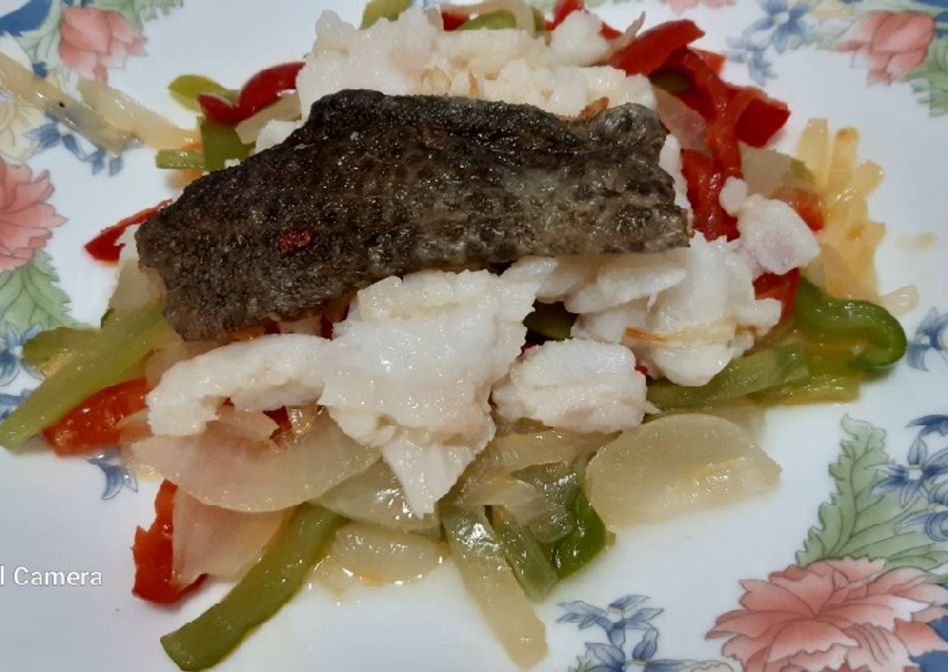 Bacalao desmigado con fritada de pimientos y cebolla