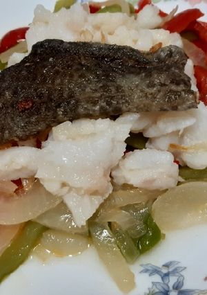 Una foto de Bacalao desmigado con fritada de pimientos y cebolla