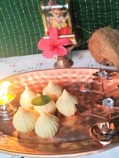 गणपतीला प्रिय मोदक (modak recipe in marathi) रेसिपी चे मुख्य फोटो