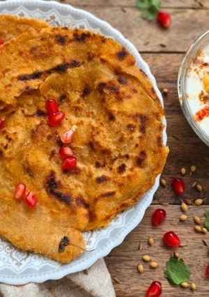 मसाला परांठा विद बूँदी रायता रेसिपी मुख्य फोटो
