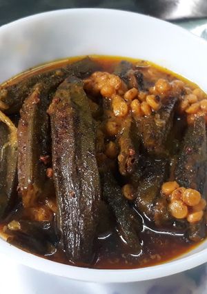 A picture of Bhindi and chana dal curry.