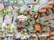 Una foto de cebiche mixto