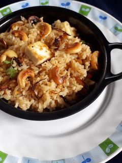 पनीर बिर्याणी (paneer biryani recipe in marathi) रेसिपी चे मुख्य फोटो