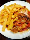 Pollo Frito en Gravy de Tomate y Papas Inglesas