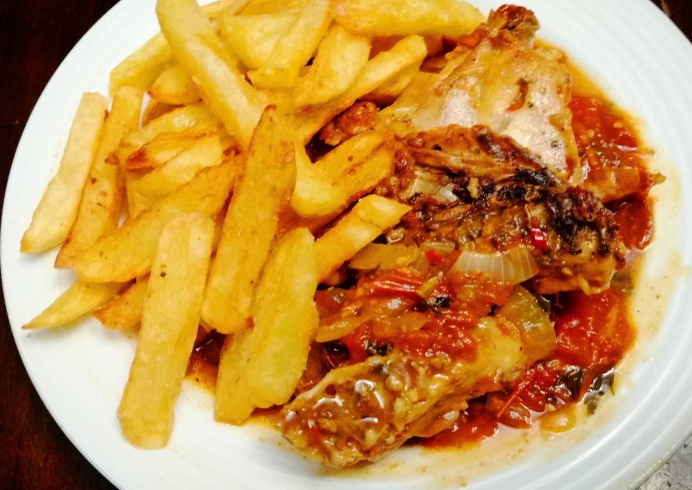 Pollo Frito en Gravy de Tomate y Papas Inglesas