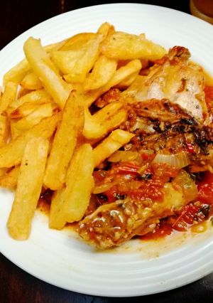 Una foto de Pollo Frito en Gravy de Tomate y Papas Inglesas