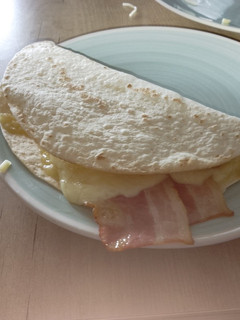 Una foto de Piadina de bacon y queso