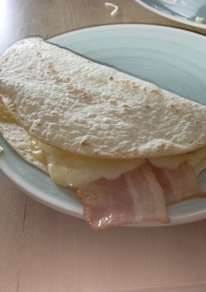 Una foto de Piadina de bacon y queso