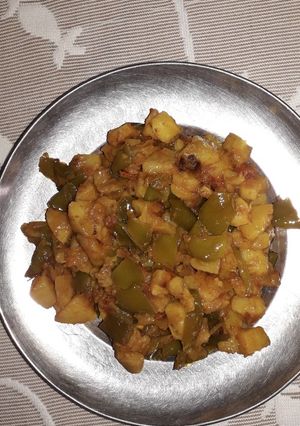 A picture of Aloo-shimla mirch.