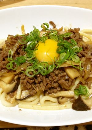 A picture of *Easy Sweet and Savory Sukiyaki-Style Udon with Ground Meat*.