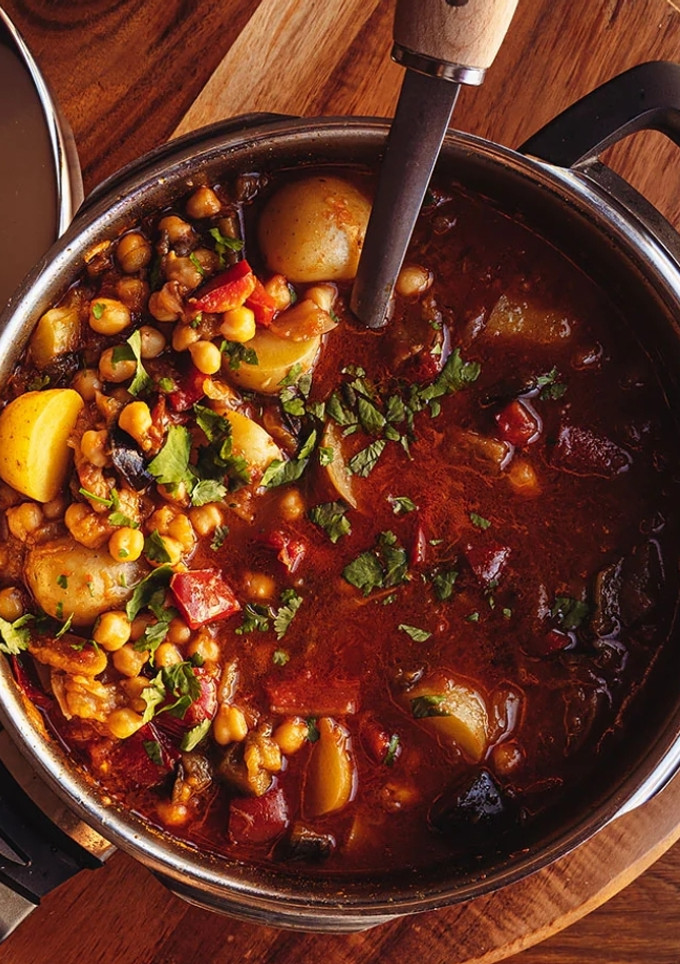Una foto de Guiso de vigilia con garbanzos picantes con harissa en Thermomix