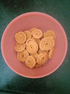 ચોખા ના લોટ ની ચકરી (Rice Flour Chakri Recipe In Gujarati) રેસીપી મુખ્ય ફોટો