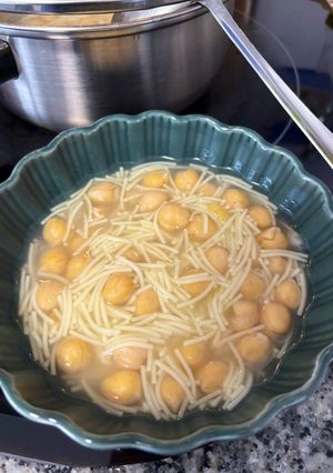 Una foto de Garbanzos con sopa 🥣