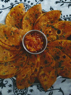 गुजराती स्पेशल मेथी थेपला (GUJARATI STYLE METHI THEPLA RECIPE IN HINDI) रेसिपी मुख्य फोटो